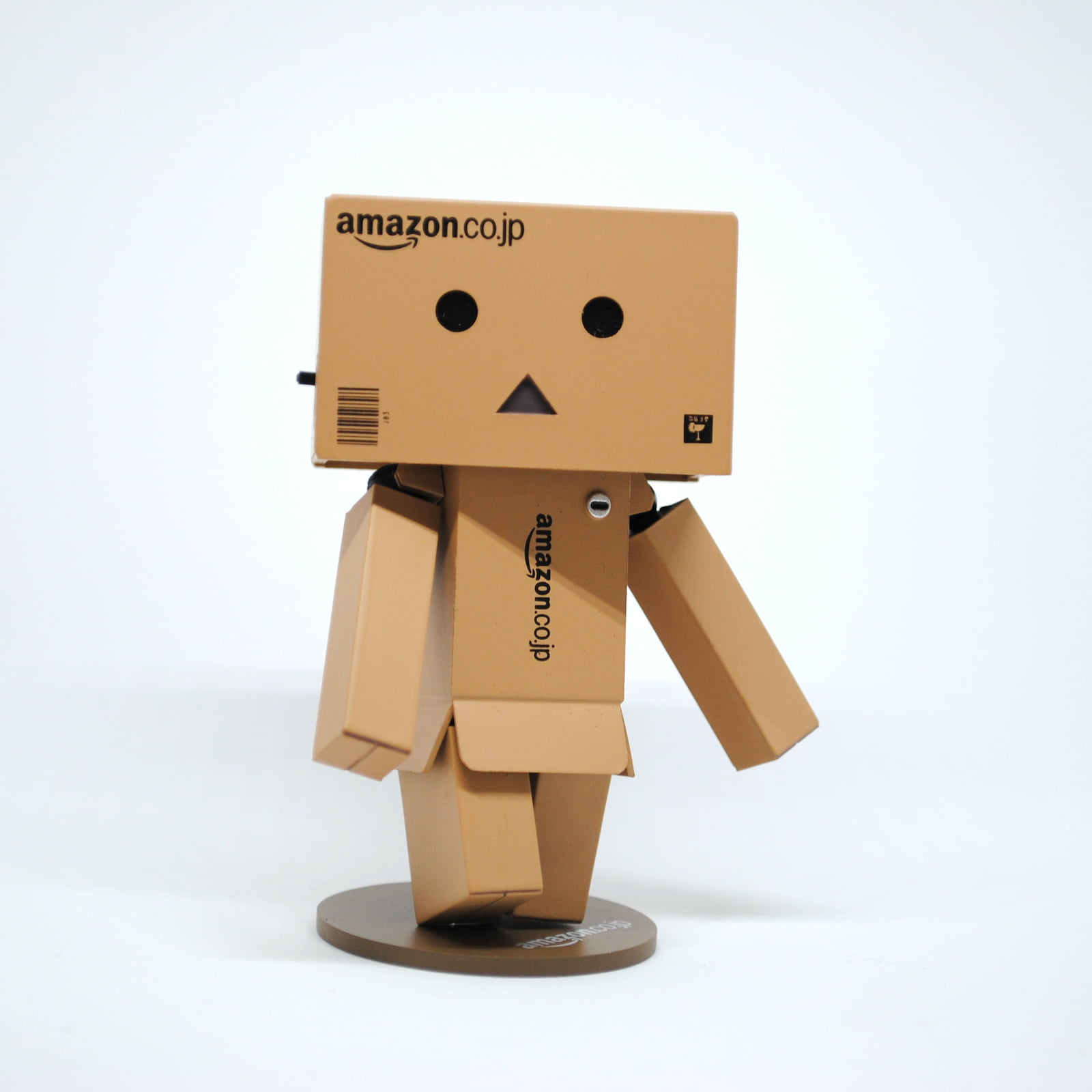 Een figuur gemaakt van Amazon dozen