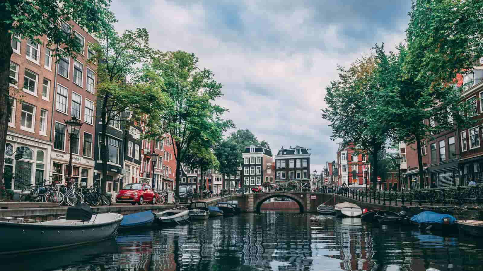 Amsterdamse grachten in de binnenstad.