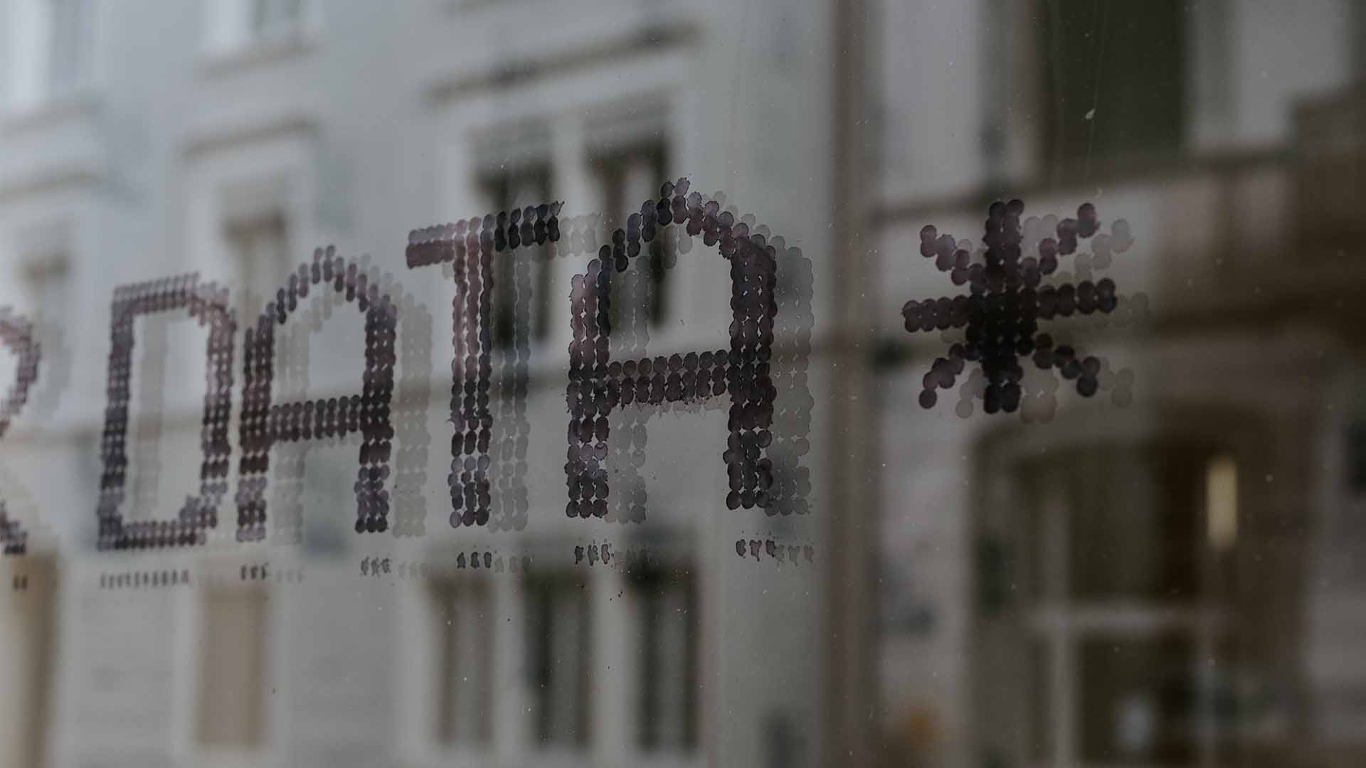 Data Letters Op Raam