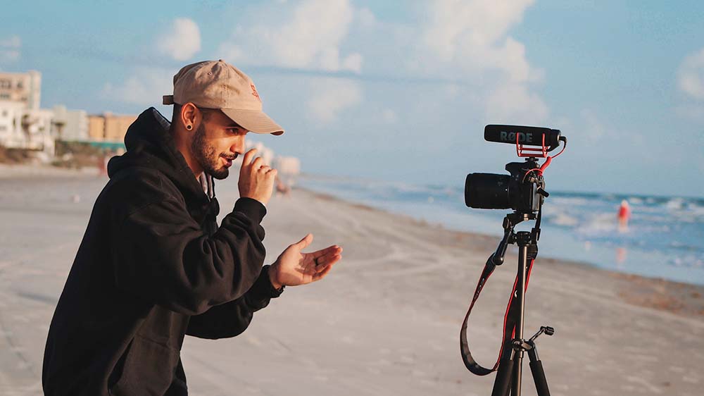 Man Met Camera Op Strand Content Creator