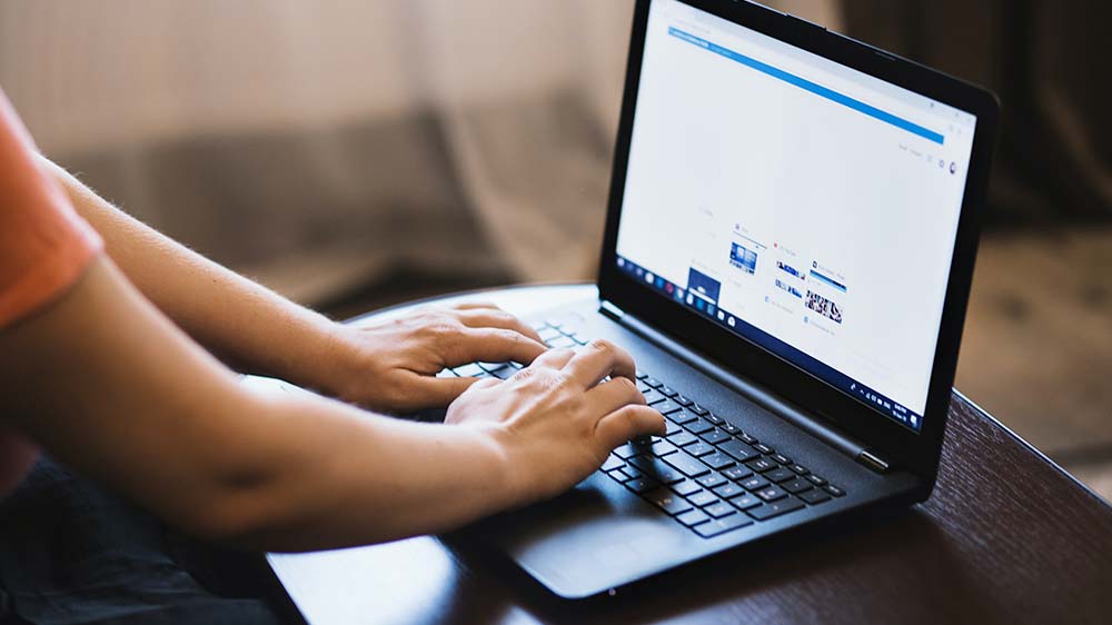 Man Zoeken Op Laptop