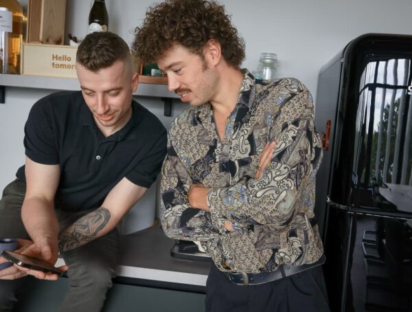 Steven Jason Kijkend Naar Telefoon