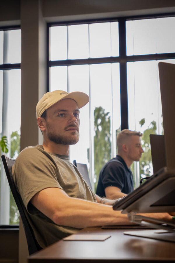 Bjorn Kijkend Naar Laptop