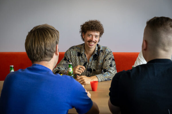 Jason Lachen Tijdens Borrel Hypd Kantoor