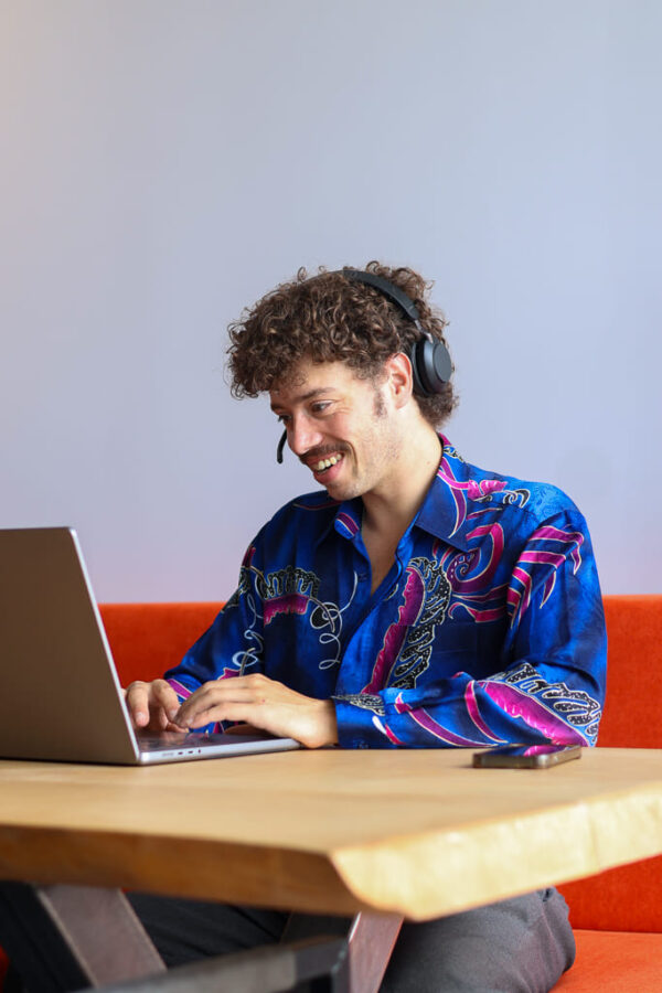 Jason Vrolijk Achter Laptop Hypd