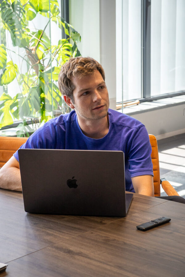 Job Hypd Geeft Uitleg Met Laptop