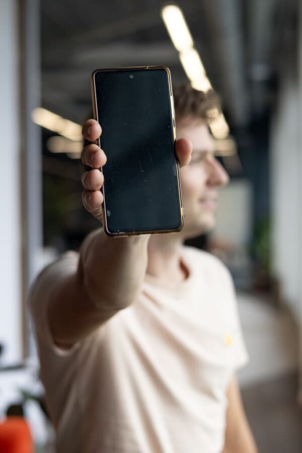 Job Laat Telefoon Zien