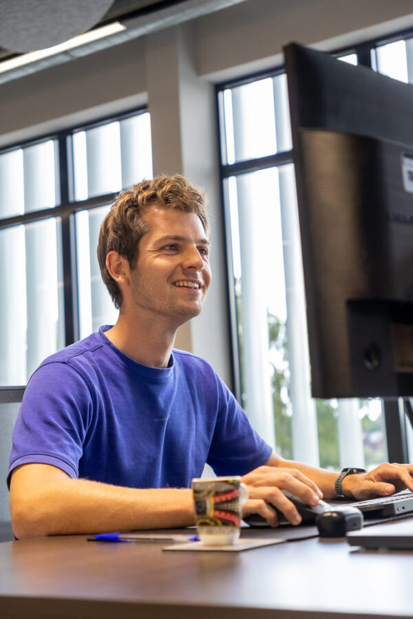 Job Lachen En Kijken Naar Monitor