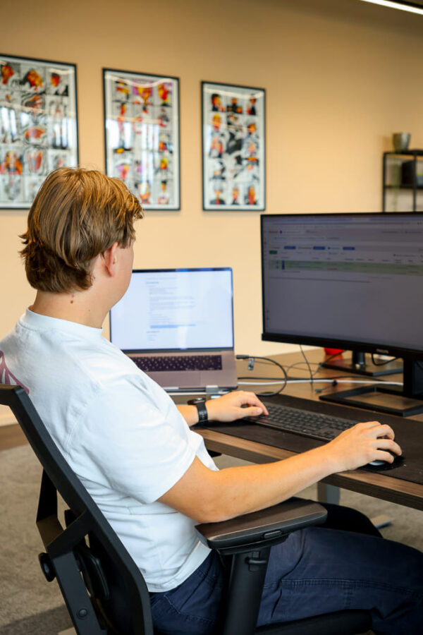 Lars Hypd Kantoor Achter Bureau