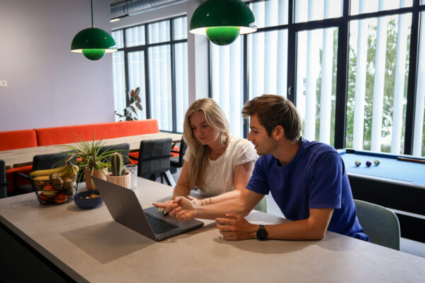 Mirthe Job Hypd Medewerkers In Keuken Achter Laptop