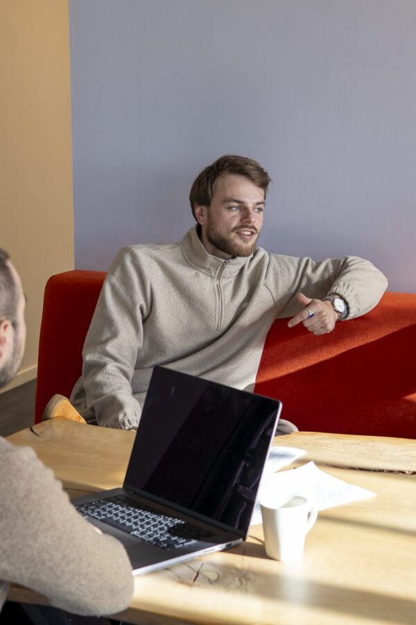 Bjorn Pratend In Werkcafe